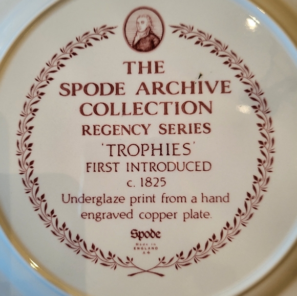 SPODE Archive Collection Regency Series TROPHIES 11" Dinner Plate Cranberry Red - Picture 3 of 6